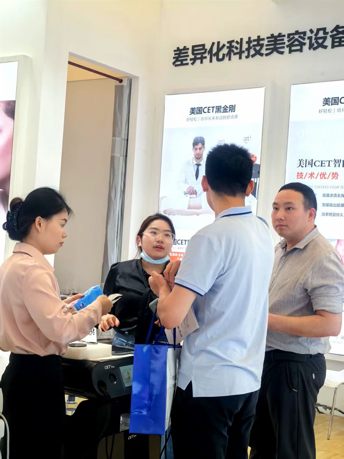 上海展会现场技术展示 · 展会现场图片 6