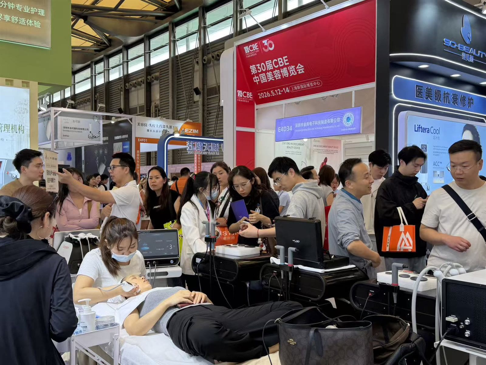 上海美博会现场治疗演示 · 展会现场图片 1