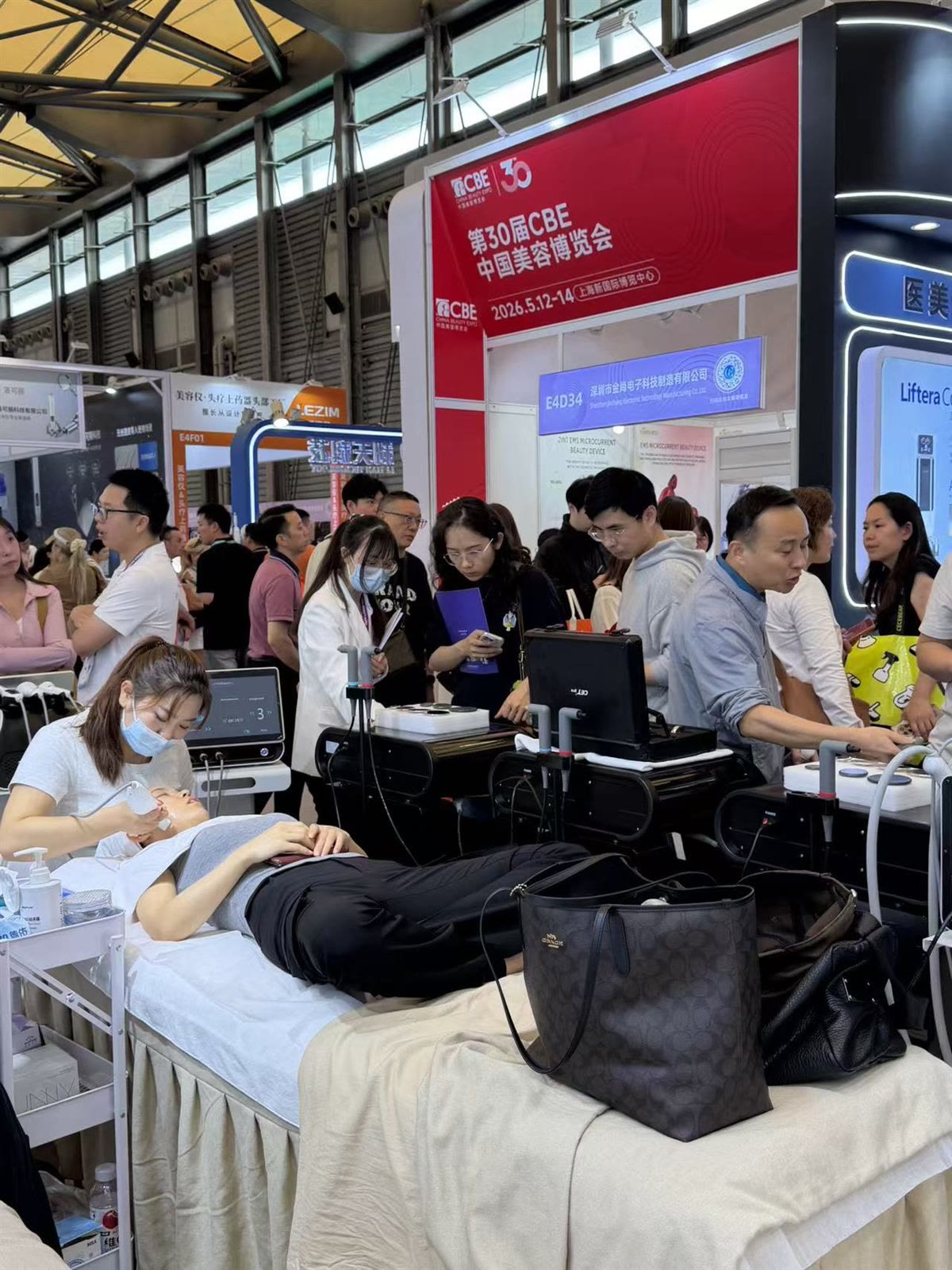 上海美博会现场治疗演示 · 展会现场图片 2