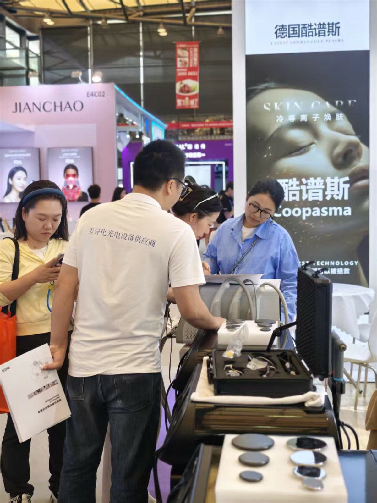 上海美博会现场治疗演示 · 展会现场图片 7